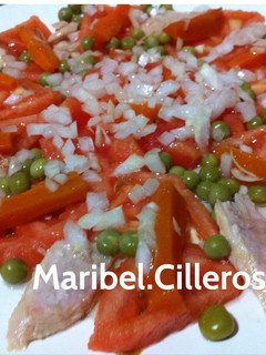 Una foto de Ensalada de ventresca multicolor