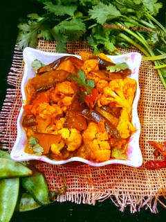 सेम गोभी बैंगन की सब्ज़ी (sem gobi baingan ki sabzi recipe in Hindi) रेसिपी मुख्य फोटो