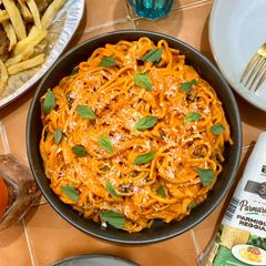 A picture of Roasted Pepper Pasta.