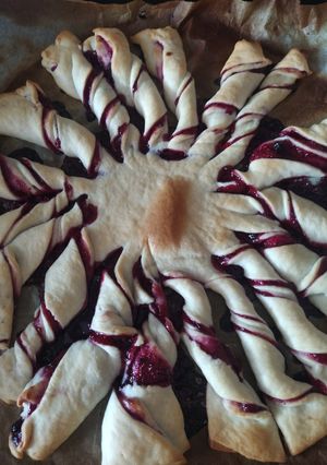 Foto di Girasole di pasta brisée e marmellata di frutti di bosco