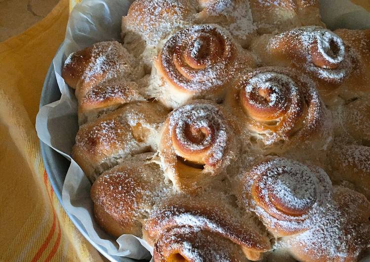 Rose di pasta brioche siciliana con confettura di albicocca al profumo di cannella