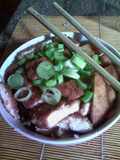 Katsudon con shiitake y zanahorias