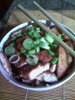 Una foto de Katsudon con shiitake y zanahorias