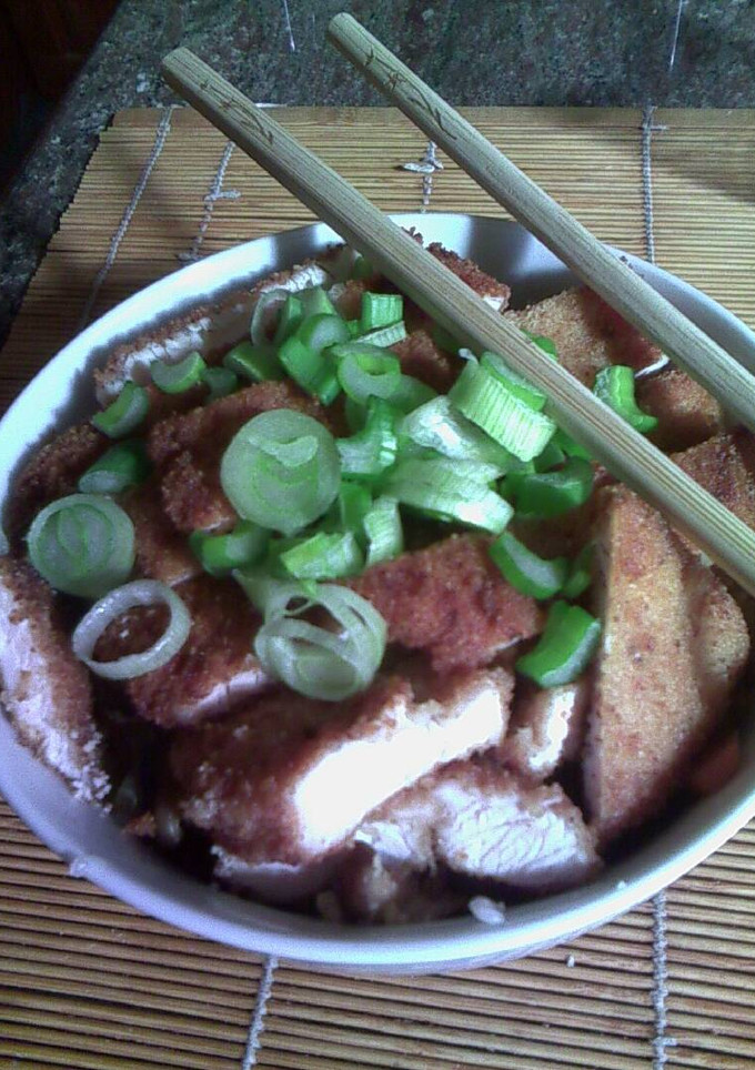 Una foto de Katsudon con shiitake y zanahorias