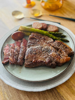 Una foto de Entrecot a baja temperatura con trigueros y patatas (sous vide)🥩 🧈 🥔