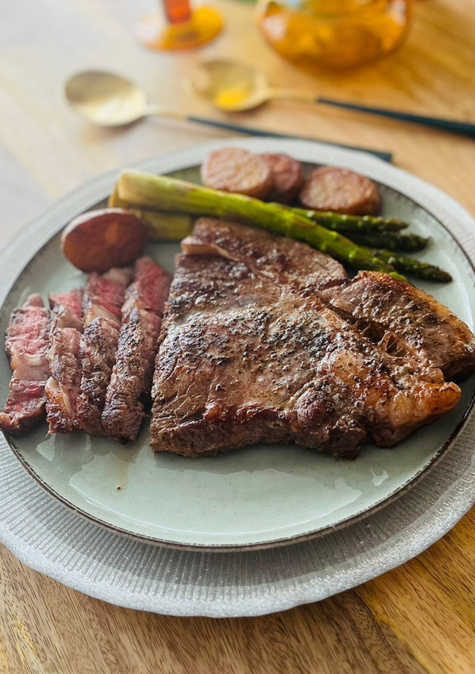 Una foto de Entrecot a baja temperatura con trigueros y patatas (sous vide)🥩 🧈 🥔
