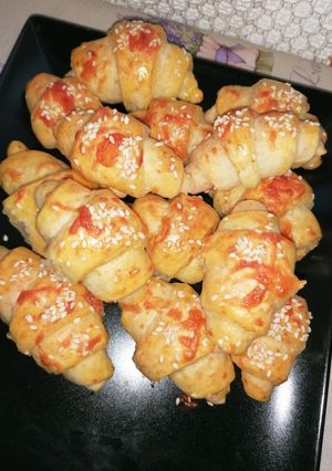 O poză a rețetei Cornulețe cu cașcaval 🥐.