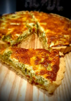 Une photo de Quiche aux asperges vertes et comté, pâte sablée à la polenta