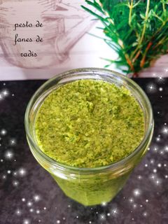 Une photo de Pesto fanes de radis du jardin 😋
