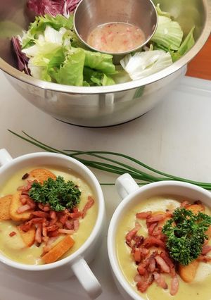 Une photo de Velouté de pois cassés aux lardons et croûtons