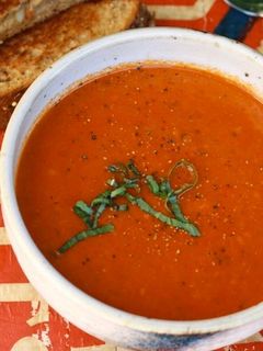 Una foto de Sopa de Tomate y Albahaca