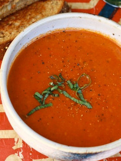 Una foto de Sopa de Tomate y Albahaca