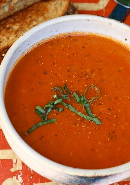 Una foto de Sopa de Tomate y Albahaca