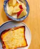 Bánh mì nướng phô mai và sữa chua hoa quả