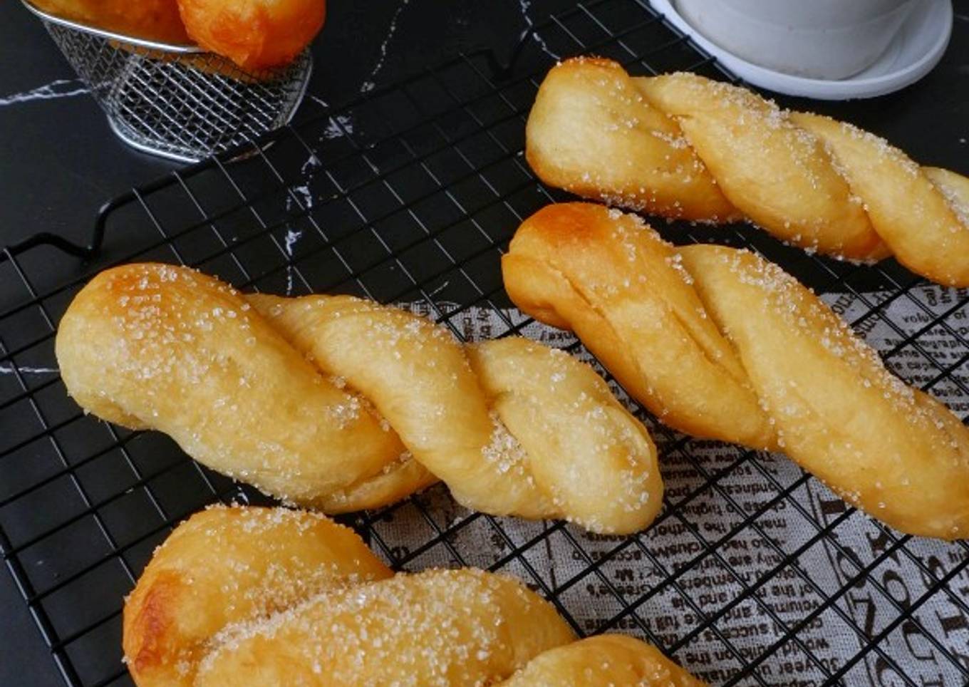 Donat kepang *kkwabaegi* (eggless)