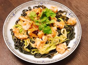 Hình của món Mì Dẹp Đen & Bí Ngòi Sợi Xào Đầu Mực Nang.