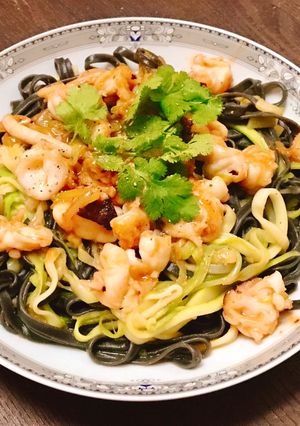Hình của món Mì Dẹp Đen & Bí Ngòi Sợi Xào Đầu Mực Nang.