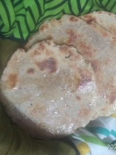 મીઠી બિસ્કિટ ભાખરી (Sweet Biscuit Bhakhri Recipe In Gujarati) રેસીપી મુખ્ય ફોટો