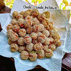 A picture of Onde - onde ketawa.