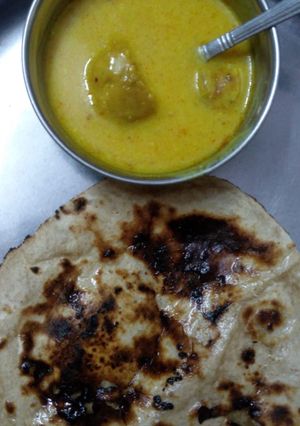A picture of Kadi pakoda.