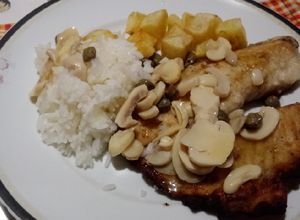 Foto de Filé de Peixe na Manteiga com Champignon e Alcaparras