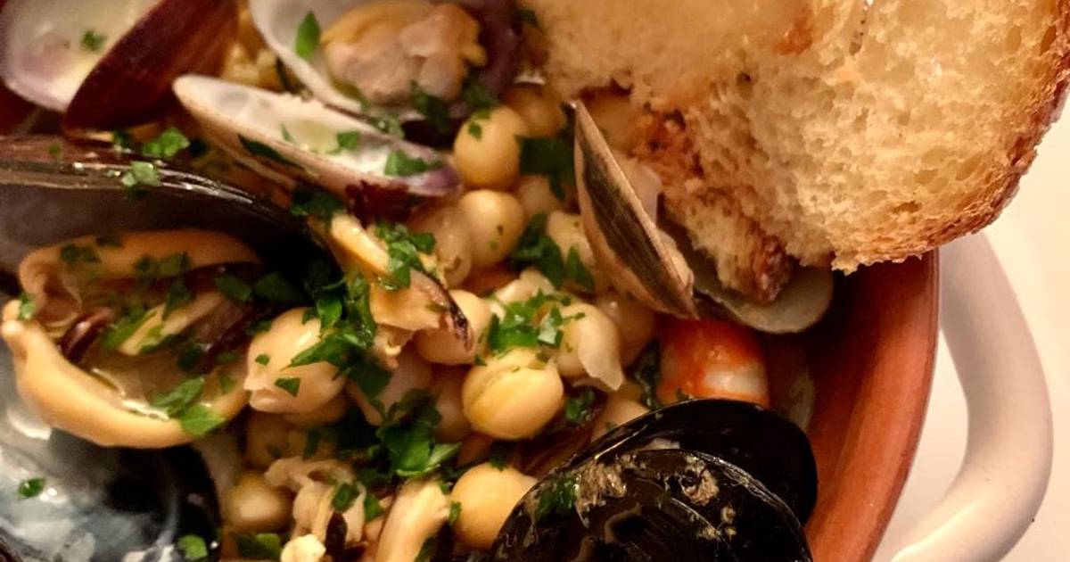 Ricetta Zuppa di ceci con cozze, vongole e gamberi di Angela Febbo