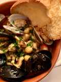 Zuppa di ceci con cozze, vongole e gamberi
