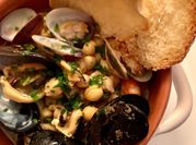 Una foto di zuppa di vongole