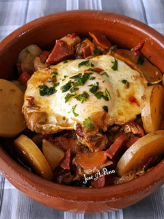 Una foto de Salteado de verduras con patatas, huevos y chorizo