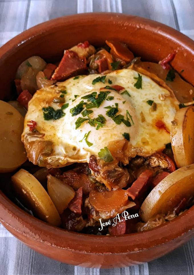 Una foto de Salteado de verduras con patatas, huevos y chorizo