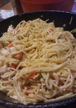Una foto de Fideos con pollo a la crema