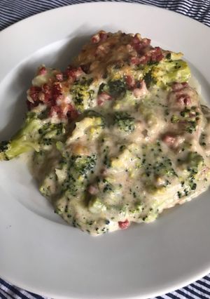 Foto principal de Brocoli gratinada con bechamel y jamón light