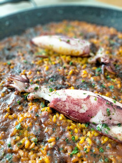 Una foto de Arroz con calamar y alga dulse
