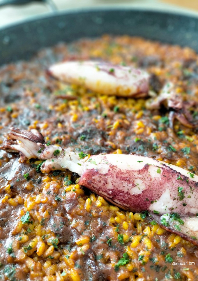 Una foto de Arroz con calamar y alga dulse
