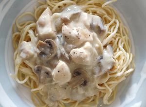 Hình của món Mỳ Ý sốt kem gà nấm.