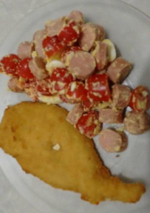 Una foto de Milanesa de pollo con ensalada
