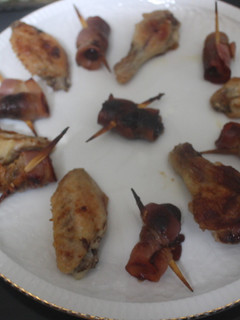 Una foto de Dátiles envueltos y alitas al grill