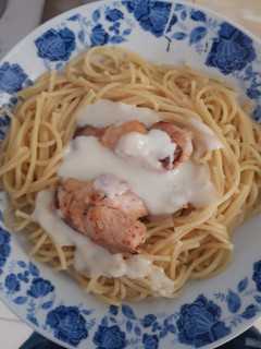 Una foto de Spaghetti Con Pollo A La Crema