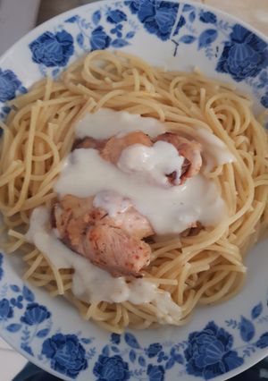 Una foto de Spaghetti Con Pollo A La Crema