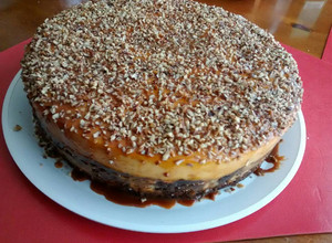 Una foto de Chocoflan con cajeta y nuez