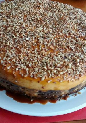 Una foto de Chocoflan con cajeta y nuez