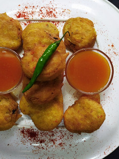 મસાલા પૂરી ભજીયા(masala Puri bhajiyA recipe in Gujarati) રેસીપી મુખ્ય ફોટો
