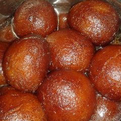 A picture of Gulab jamun.