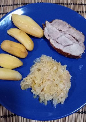 Egészben sült tarja káposzta ágyon burgonyával recept fotója