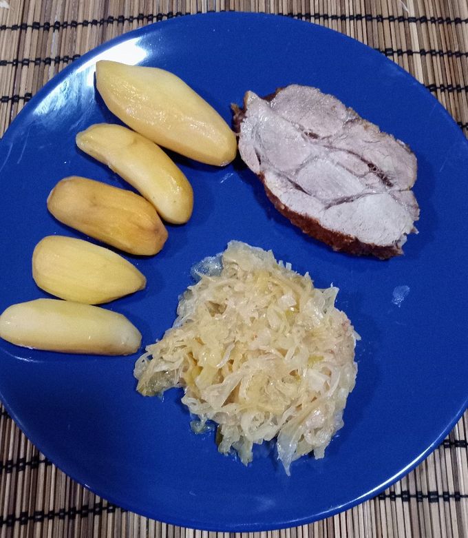 Egészben sült tarja káposzta ágyon burgonyával recept fotója