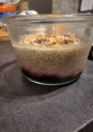 Une photo de Chia porridge myrtille marron