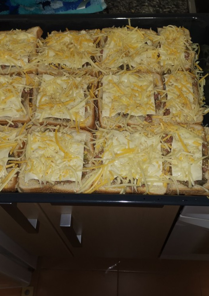 Una foto de Pastel de berenjenas y calabacín con carne picada en pan bimbo😋