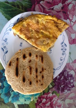 Una foto de Huevos revueltos con migas de arepa