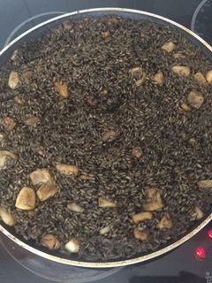 Una foto de Arroz negro con sepia y gambas