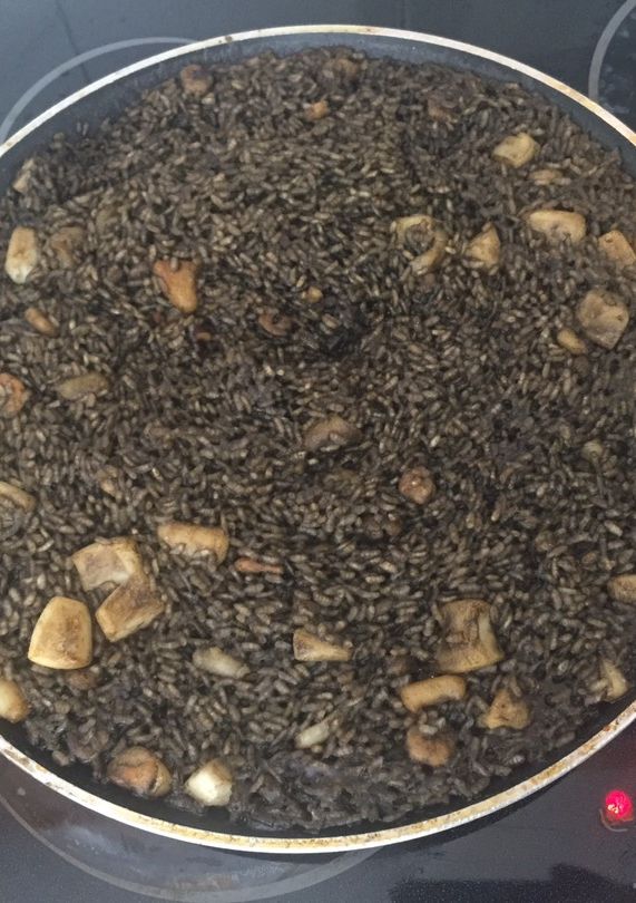 Una foto de Arroz negro con sepia y gambas